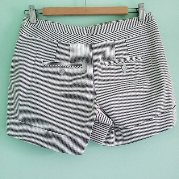 WHBM Career 5-inch shorts - Size 2 - Picture 2 of 12